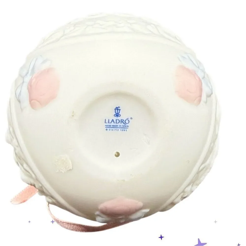 Lladró 1996 Annual Christmas Ball Porcelain Ornament .
